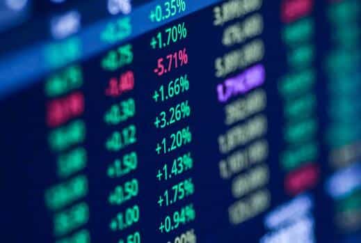 港股7月10日三大指数涨跌不一：恒生指数涨0.57%，科网股承压，内房股与建筑材料股强势反弹