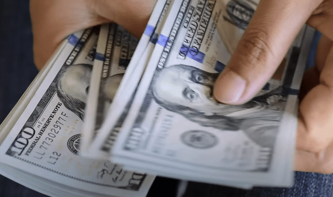 美元微笑理论创始人Stephen Jen预测美元在特朗普任期内将再跌超13%