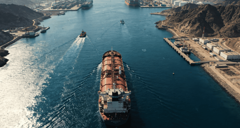美国秘密开辟霍尔木兹海峡航道每天运出约1000万桶石油