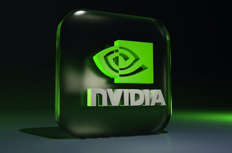 【美股天天说】出口限制升级芯片板块遭受冲击 英伟达(NVDA)的人工芯片战略有风险吗？